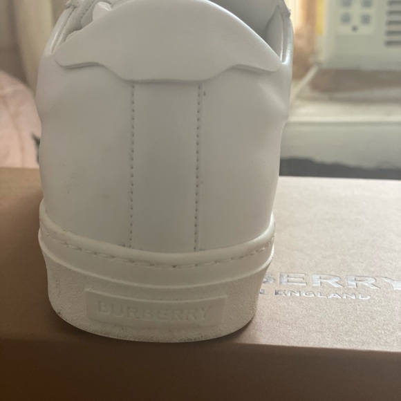 Men’s size 7, women’s 8.5 
Very stylish and comfy! - Picture 6 of 8